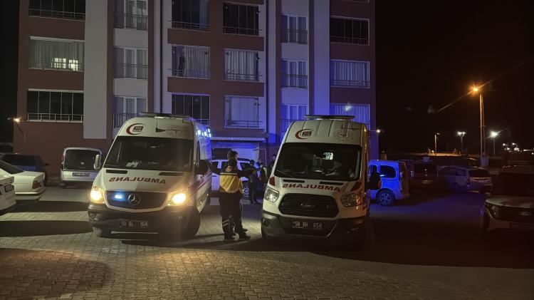 <p>Olay, önceki gün saat 00.00 sıralarında Kılavuz Mahallesi 58'inci Sokak'taki İdil Apartmanı D Blok 12'nci kattaki dairede meydana geldi.</p>