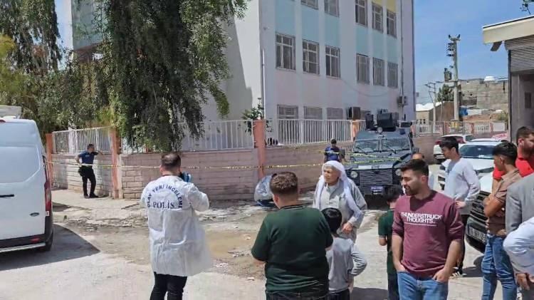 <p>Olay, öğle saatlerinde, Kızıltepe ilçesindeki 100. Yıl İlkokulu'nun arka bahçesinde meydana geldi. </p>