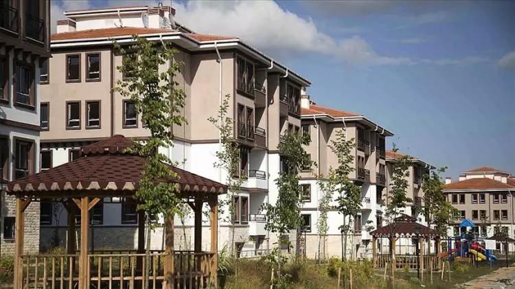 <p><strong>TOKİ MÜZAYEDESİ NEREDE YAPILACAK?</strong></p>
<p> </p>
<p>357 konut ve işyeri için açık artırma eş zamanlı olarak İstanbul ve Ankara’da yapılacak. İstanbul’daki müzayede Küçükçekmece’deki TOKİ Hizmet Binası Konferans Salonu’nda; Ankara’daki müzayede Çankaya Bilkent Otel ve Konferans Salonu’nda gerçekleştirilecek. </p>