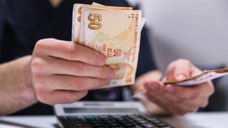 <p><strong>EN DÜŞÜĞÜ 17 BİN LİRAYI AŞACAK</strong></p>
<p> </p>
<p>SSK ve Bağkur emeklileri ocakta yüzde 15.75 zam almıştı. En düşük emekli maaşı da 12 bin 500 liradan yüzde 15.75 artışla 14 bin 469 liraya yükselmişti. Şu anda oluşan enflasyona göre taban emekli maaşı 16 bin 402 lirayı buldu. </p>