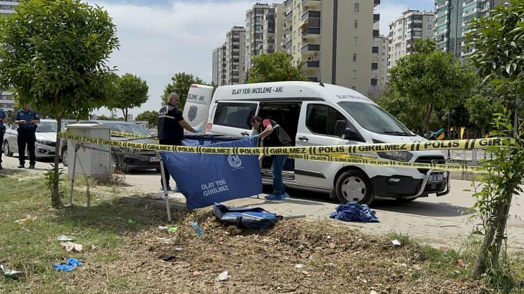 <p>Adana'da bir vatandaş, çöp konteynerinde kağıda sarılı poşet içinde bulundu. Esrarengiz olayla ilgili çalışma başlatıldığı bildirildi.</p>