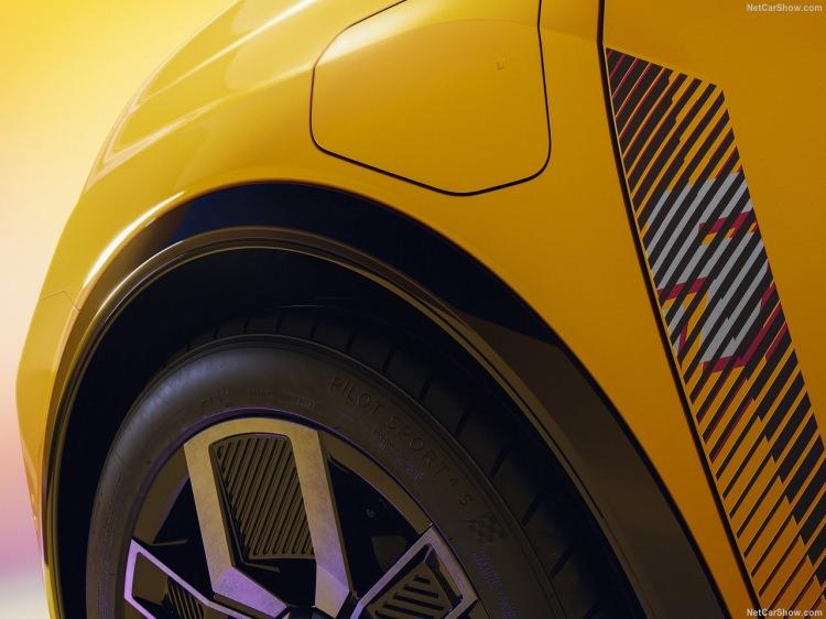 <p>Renault Türkiye tarafından o dönem yapılan açıklamada, aracın 2025 yılının ilk çeyreğinde Türkiye’de satışa sunulacağı vurgulanmıştı.</p>