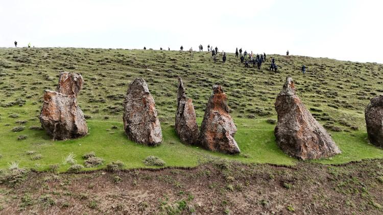 <p>Bitlis'in Tatvan ilçesindeki her geçen gün tahrip olan ve halk arasında şekillerinden dolayı "Nemrut'un develeri" olarak bilinen 26 kayaç yapının koruma altına alınacağı açıklandı. </p>