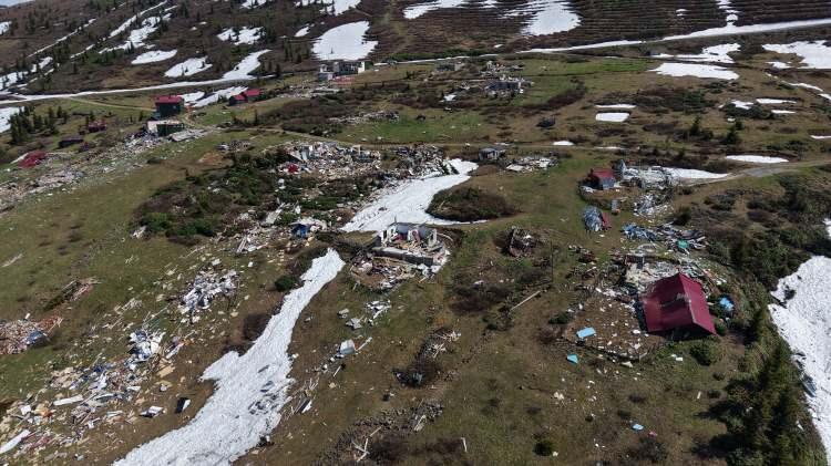 <p>Bölgeye ulaşan vatandaşlar, tahribatın boyutunu yerinde gördü.</p>