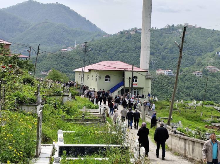 <p>Yonca Çavuş ve kız kardeşi Rana Çavuş Gökçin için Keşap ilçesinde cenaze namazı kılındı. </p>