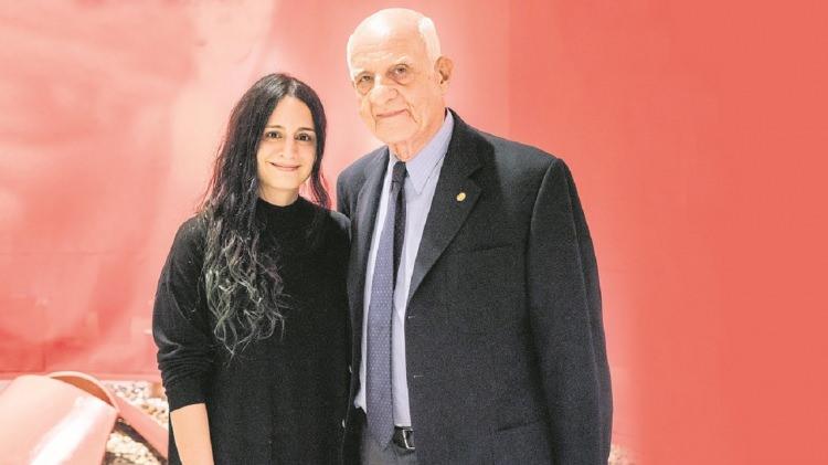 <p>İş adamı İnan Kıraç'ın kızı, demans hastası olan babasının avukatlarının görevlerine son verilmesi için mahkemeye başvurdu. Kıraç'ın avukatları ile ilişkisi mahkeme kararının ardından sonlandırırken avukatlar cephesindeki yeni gelişme herkesi şaşırttı. </p>