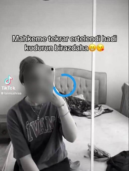 <p><strong>MAHKEME ERTELENİNCE 'KUDURUN' YAZDI</strong></p>
<p>Matia Ahmet Minguzzi'yi bıçaklayan B.B.'ın 'Sahra' isimli arkadaşının TikTok paylaşımları X'te paylaşıldı.</p>