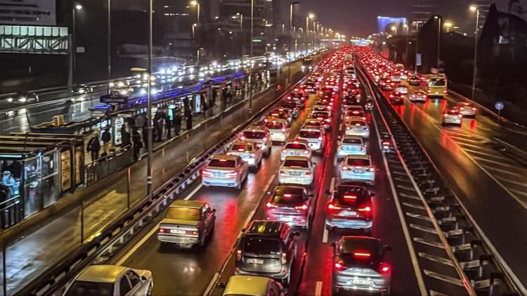 <p>Ayrıca kamuoyunda "kurusıkı" olarak bilinen ses ve gaz fişeği atabilen silahlarla ateş edilmesi de suç kapsamına alınacak. Böylece meskun mahalde ses ve gaz fişeği atabilenler dahil silahla ateş edenler, 1 yıldan 5 yıla kadar hapis cezasına çarptırılacak. Düğün, nişan, asker uğurlamasının yapıldığı yerlerde silahla ateş edilmesi halinde ise verilecek ceza, yarısından bir katına kadar artırılacak.</p>