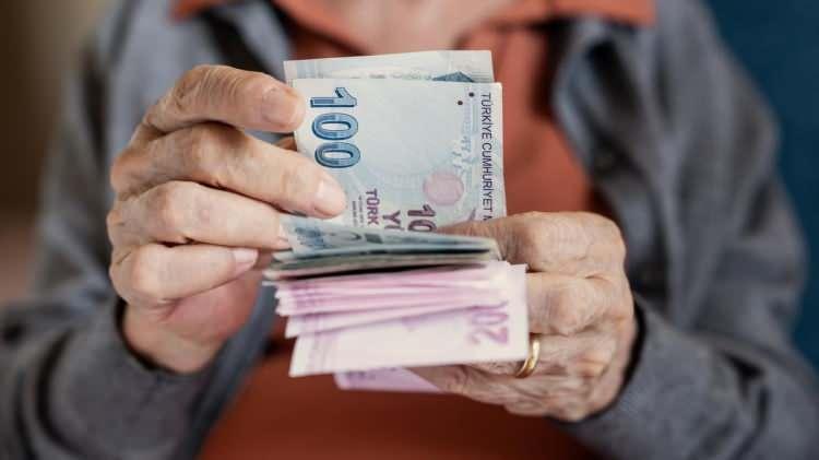 <p><strong>ASGARİ ÜCRETTE AYARLAMA OLUR MU?</strong></p>
<p> </p>
<p> </p>
<p>Ocak ayında brüt asgari ücret 26 bin 5 lira, net asgari ücret ise 22 bin 104 lira olarak belirlenmişti. </p>