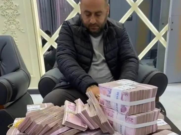 <p>Cengiz Ünal, Yıldırım ailesinin hesabına gönderdiği 3 milyon lira parayı bankadan çekip bavulla Hasan Yıldırım'a verdi. Ardından taksinin satışı için gittiği noterde aracın borcu olduğu için üzerine alamadı. Ancak villanın devrini gerçekleştirdi.</p>