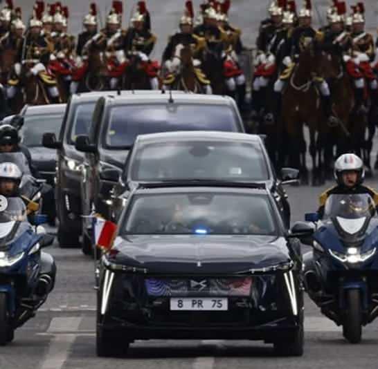 <p>Presidential DS No8'in Fransa Cumhurbaşkanlığı tarafından kullanılan özel DS modellerinin mirasını devam ettirdiğini kaydeden Peugeot, 'Tıpkı geçmiş ile bugünü buluşturan 2024 Olimpiyat Oyunları'nın açılış töreninde olduğu gibi, 750 kilometreye varan elektrikli menziliyle Presidential No8, olağanüstü bir zanaatkarlık ve öncü bir vizyonla, piyasaya çıkmadan önce vitrine çıkıyor ve her yönüyle mükemmelliği temsil ediyor.' ifadelerini kullandı.</p>
