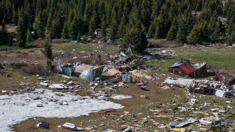 <p>Yayla sakinlerinin büyük kısmının kış aylarında şehir merkezlerinde yaşaması nedeniyle can kaybı yaşanmadı. </p>