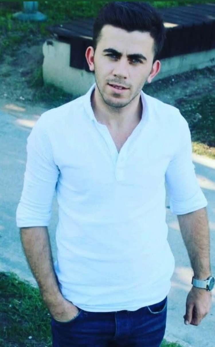 <p>Alınan bilgiye göre, Amca Kenan A. pompalı tüfekle, aralarında husumet bulunan yeğeni Muhammet A.'nın evinin önüne gitti. </p>