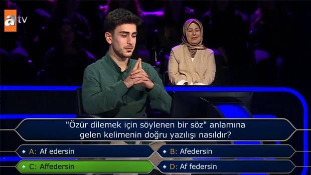 <div>Çift cevap joker hakkını kullanan yarışmacı soruya ilk cevap hakkında doğru cevap verdi.</div>
<div> </div>