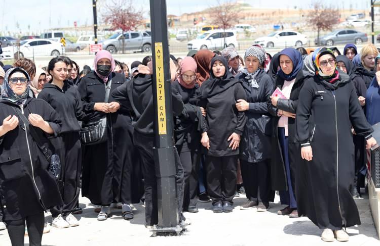 <p><span style="color:#A52A2A"><strong>ANNE AYAKTA DURMAKTA ZORLANDI</strong></span></p>

<p>Ayşegül Şimşek'in yakınlarının desteğiyle ayakta durduğu gözlendi. </p>
