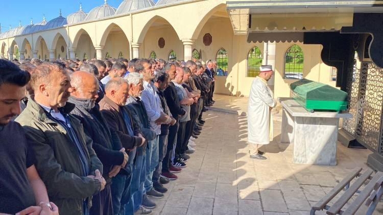 <p>Amca ile yeğen arasındaki husumetin yaklaşık 6 ay önce başladığınıiddia eden Uzunoğlu, <strong>"Yaklaşık 6 ay önce amca Kenan, annesini darp etti. Bu olayı ailecek yaptılar. Muhammet de bunu görmüş. 80 yaşındaki babaannesini bu insanların elinden aldı. Burada bir kavga da çıkmış ama tabii Muhammet üstün gelmiş."</strong> diye konuştu.</p>
