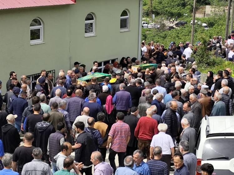 <p>Cenazeye Vali Mehmet Fatih Serdengeçti, CHP Giresun Milletvekili Elvan Işık Gezmiş, İl Jandarma Komutanı Albay Özgür Özer, astsubay Yusuf Gökçin, kız kardeşlerin aileleri ile çok sayıda kişi katıldı. </p>