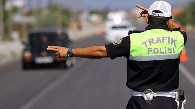 <p>Teklifle meskun mahalde silahla ateş edenlere verilecek cezalar da artırılacak. Bu kapsamda TCK'nin 170. maddesindeki değişiklikle, kişilerin hayatı, sağlığı veya malvarlığı bakımından tehlikeli olacak biçimde veya kişilerde korku, kaygı veya panik oluşturabilecek tarzda, silahla ateş eden veya patlayıcı madde kullananlara verilen hapis cezasının 6 ay olan alt sınırı 1 yıla, 3 yıl olan üst sınırı da 5 yıla çıkarılacak.</p>