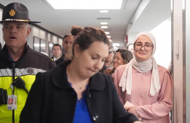 <p>Filistin'e destek verdiği gerekçesiyle yaklaşık 6 haftadır gözaltında tutulmasının ardından serbest kalan Tufts Üniversitesi doktora öğrencisi Rümeysa Öztürk, eğitim gördüğü Massachusetts eyaletine döndü.</p>