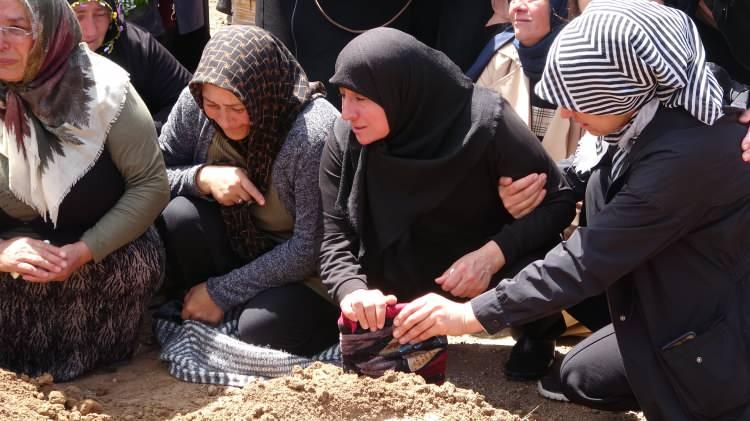 <p>Çocukların annesi Ayşegül Şimşek ile yakınları ve Melisa'nın okul arkadaşları cemaatin arkasında saf tuttu.</p>