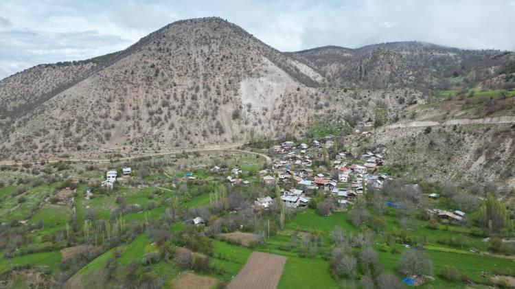 <p>Sivas'ın Koyulhisar ilçesine bağlı Kayaören köyünün heyelan ve sel riski altında olması nedeniyle taşınmasına karar verildi. <strong>Yeni yerleşim yeri için seçilen araziler tartışma </strong><strong>konusu oldu. </strong></p>