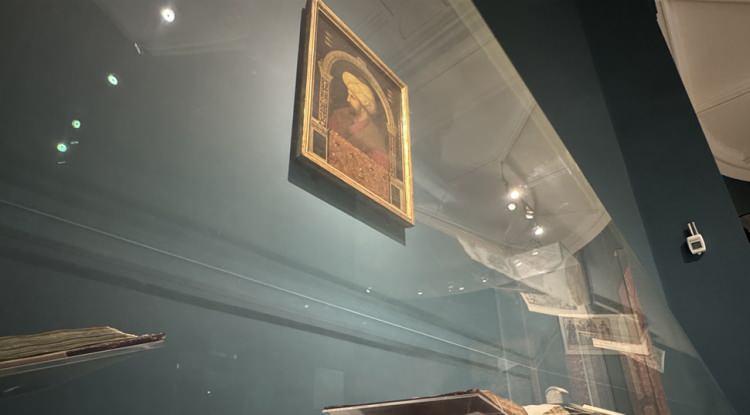 <p>Sanat tarihçilerine göre bu taçlar İstanbul'un fethiyle ortadan kalkan <strong>Roma İmparatorluğunu</strong>, <strong>Trabzon Rum İmparatorluğunu</strong> ve Anadolu'nun fethi anlamına gelen <strong>Konya'nın alınmasını</strong> işaret ediyor.</p>