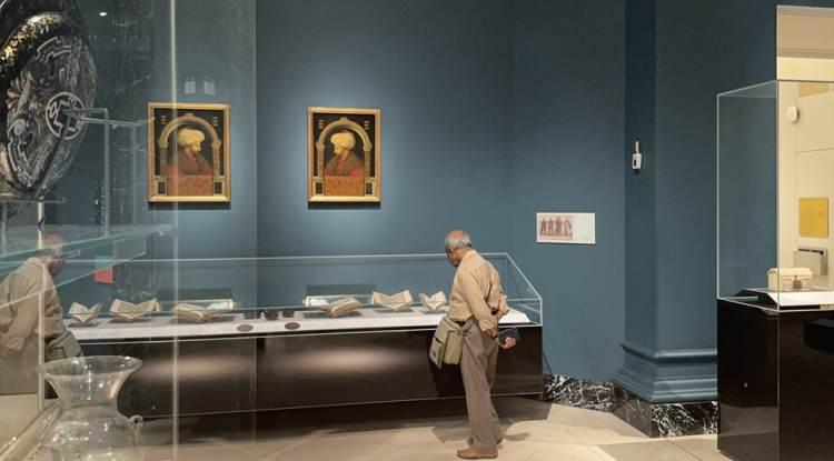 <p>Fatih'in isteğiyle İstanbul'a gelen sanatçılardan de Ferrera'nın bu madalyonu, <strong>Fatih öldükten sonra</strong> satılmak üzere yaptığı tahmin ediliyor.</p>

<p>Bertoldo di Giovanni'nin Fatih madalyonunda ise at arabası üzerinde bir genç figürü görülüyor. Bu figürün Fatih'in <strong>askeri zaferlerini sembolize ettiği</strong> düşünülüyor.</p>
