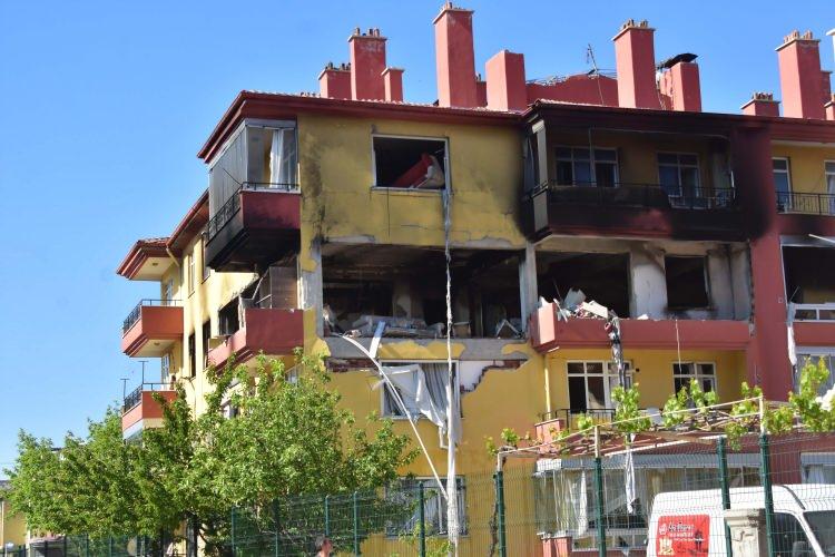 <p><span style="color:#B22222"><strong>“DEPREM OLUYOR SANDIK”</strong></span></p>
<p><br />
Sitede oturan Fatih Çetintaş, patlamayla birlikte sokağa çıktıklarını belirterek, yaşadıklarını şöyle anlattı:</p>