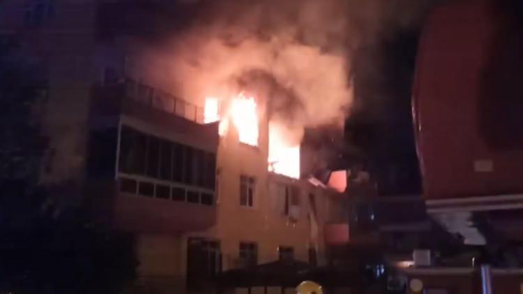 <p>Olay yerine ulaşan sağlık ekipleri yaralanan 4 kişiyi ilk müdahalenin ardından ambulanslarla hastanelere götürdü.</p>
