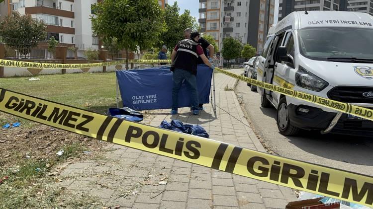 <p>Sitenin apartman görevlisi İsa Kaplan, dairelerden topladığı çöpleri dökmek için Mavi Bulvar'daki konteynerin yanına gitti. </p>