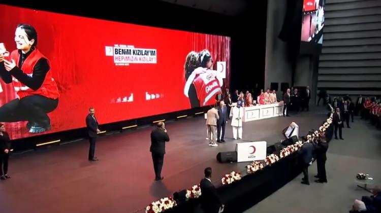 <p><strong><span style="color:#800000">CUMHURBAŞKANI ERDOĞAN'IN ELİNİ ÖPTÜ</span></strong></p>
<p><span style="color:#000000">Erdoğan'ın konuş<strong></strong>masının ardından sahneye çıkan şarkıcı Sinan Akçıl, Erdoğan'ın elini öptü.</span></p>