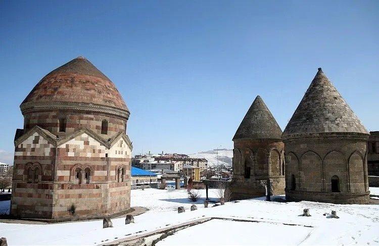<p><strong><span style="color:#B22222">ERZURUM </span>| ERZENÜ'R-RUM</strong></p>