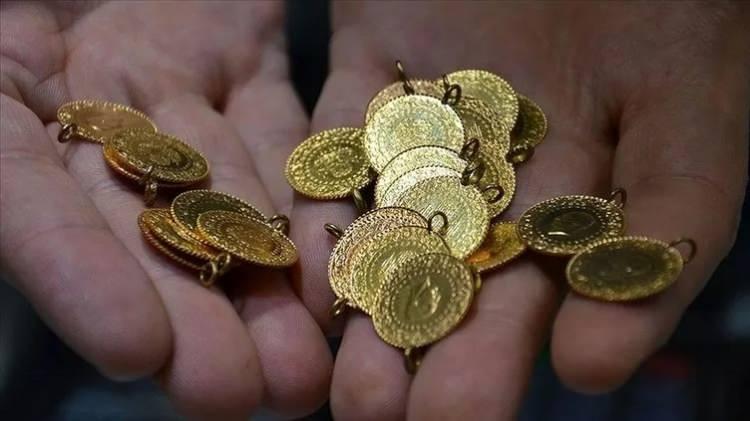 <p>Para Piyasaları Uzmanı İslam Memiş, altın piyasalarıyla ilgili beklentilerini A Para ekranlarından şu sözlerle açıkladı: 2024 yılının yine son çeyreğinde analiz raporumda kamuoyuna ons altın tarafında 2025 yılında 3500 dolar, gram altın tarafında 4500 lira seviyesini beklediğimi açıklamıştım.</p>
