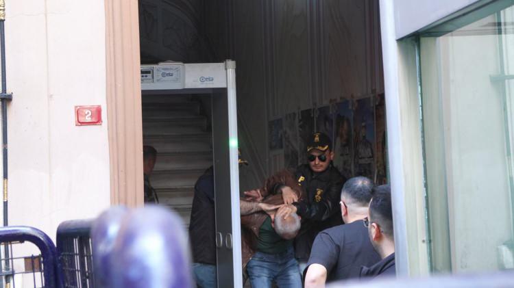 <p><span style="color:rgb(33, 37, 41)"> Polis soruşturması sonucunda Selçuk Tengioğlu’nun geçmişte 2 çocuğunu öldürdüğü için 16 yıl cezaevinde kaldığı, bir süre Adana’da psikolojik tedavisi gördüğü belirlendi.</span></p>