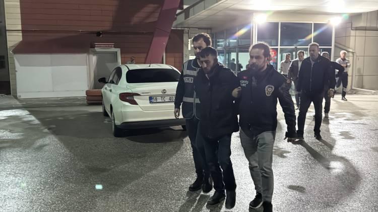<p>Binadaki görgü tanıklarının da ifadeleri doğrultusunda cinayetleri işlediği tahmin edilen kişinin kimliğinin belirlenmesi ve yakalanması için polis ekipleri harekete geçti. </p>