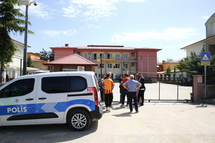 <p>Aksu Mahallesi'ndeki Giresun Sosyal Bilimler Lisesi'nde silah sesleri duyulması üzerine olay yerine polis ve 112 Acil Sağlık ekipleri sevk edildi. </p>
