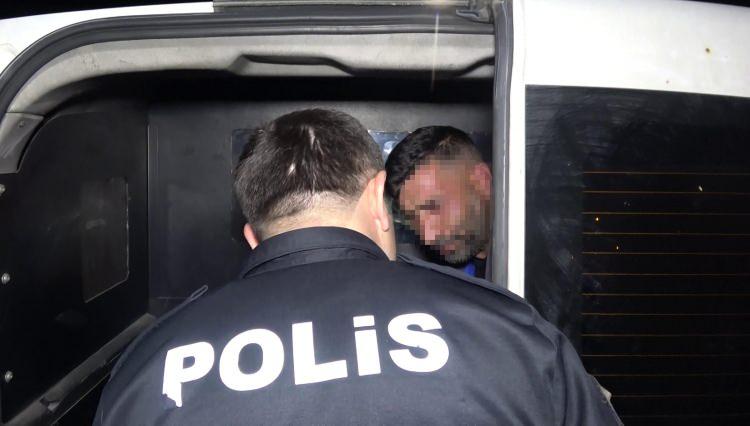 <p>Çevredekilerin ihbarı üzerine polis ekipleri, aracı takibe aldı. Megafonlu uyarı ve ‘dur’ ihtarına rağmen Orhan E. aracıyla Erzurum-Aşkale kara yolunda kaçışını sürdürdü.</p>
