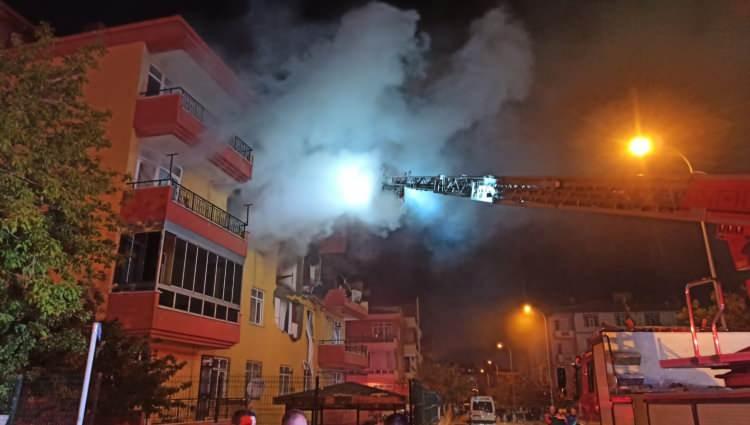 <p>Konya'da bir binanın 3’üncü katında meydana gelen patlamada ilk belirlemelere göre aynı aileden 4 kişi yaralandı. Patlamanın ardından evde çıkan yangına itfaiye ekipleri müdahale ederken yaralılar hastaneye kaldırıldı.</p>