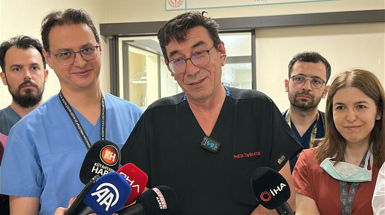 <p>DÜNYADA YEDİNCİ VAKA</p>
<p>Kütahya Şehir Hastanesi Anestezi ve Reanimasyon Uzmanı Prof. Dr. Tayfun Aydın, Mehmet Eymen bebeğin yaşadığı sorunun dünyada yedinci vaka olduğunu söyledi. Hayati risk taşıyan operasyonun başarıyla tamamlanmasını herkesi mutlu ettiğini ifade eden Prof. Dr. Tayfun Aydın, “Eğer bu bebeği biz ‘exit prosedürü’ dediğimiz işlemle almamış olsaydık, bu bebeğin yaşama şansı yoktu. 3 kilo 700 gram ağırlığında doğan bu bebekten, biz 1 hafta sonra yaklaşık 445 gram ağırlığında bir tümör çıkardık. Bugün nihayet bizim de yüzümüz gülüyor, bebek taburcu edilecek. Böyle bir olayın başında olmak gerçekten çok gurur verici bir şey. Böyle bir tıbbi literatüre geçecek operasyonu tüm ekibimizle birlikte yaptığımız için hepimiz mutluyuz, çok teşekkür ediyoruz” diye konuştu.</p>