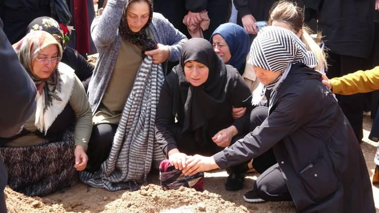 <p>Anne Ayşegül Şimşek'in eve erken gelmesi halinde onu da öldürmeyi planlamış olabileceği öne sürüldü.</p>
