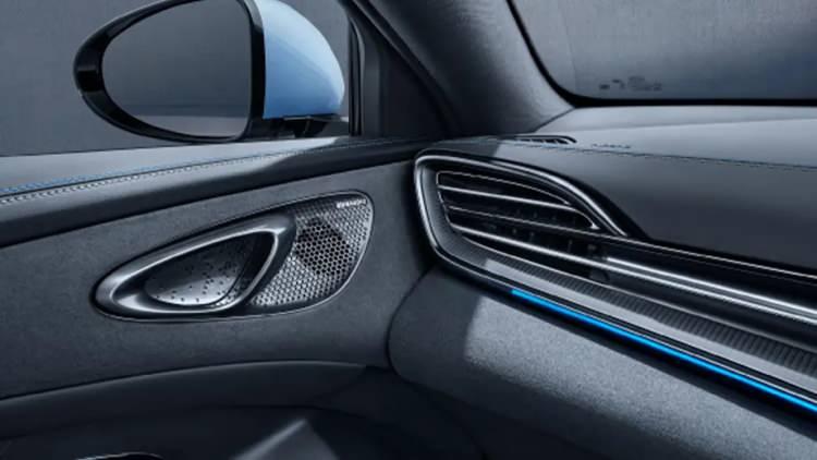 <p>D segmentindeki yüzde 100 elektrikli sportif sedan modeli SEAL modelinin "Excellence" versiyonunu önceden piyasaya çıkaran BYD, aynı sportif tasarımı 160 kilovatlık (kW) yeni güç ünitesine sahip arkadan itişli Design donanım seviyesiyle kullanıcılarına sunacak.</p>