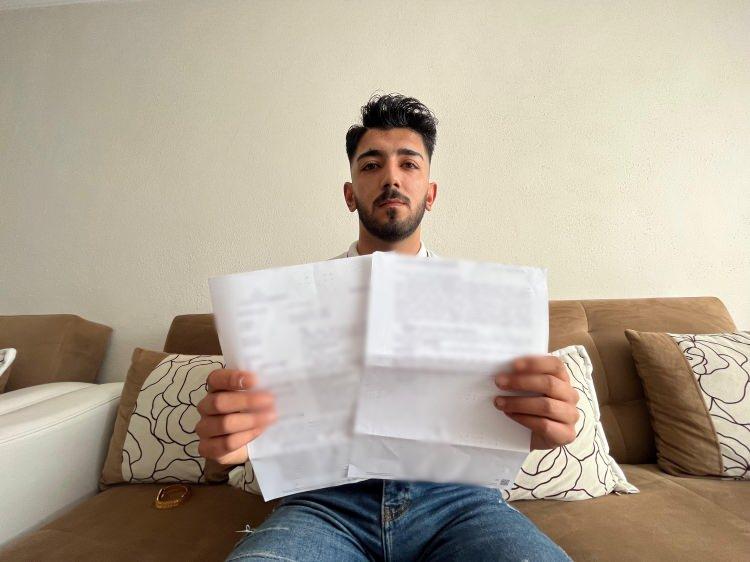 <p>İstanbul Kartal’da 21 yıl önce bir hastanede dünyaya gelen Sefa Ünal, iddiaya göre doğumdan 1 hafta sonra, Gül H. ve Barış H. tarafından biyolojik annesinden rızasıyla, başka bir aileye evlatlık verilmek üzere alındı. </p>