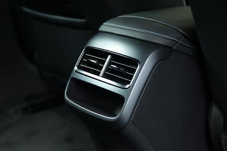 <p>Teknolojiden ödün vermeyen yeni BYD SEAL Design, elektrikli dönebilir 15,6 inç dokunmatik multimedya ekranı, Apple CarPlay ve Android Auto uyumluluğu, panoramik görüş kamerası, ısıtmalı deri direksiyon simidi, havalandırmalı ve elektrikli ayarlanabilir ön koltukları ve 12 hoparlörlü "Dynaudio" premium ses sistemiyle sunuluyor.</p>