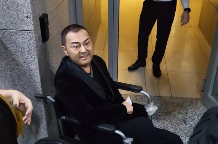 Ünlü şarkıcı yürüyemeyecek hale gelmişti! Serdar Ortaç'ın son sağlık durumu