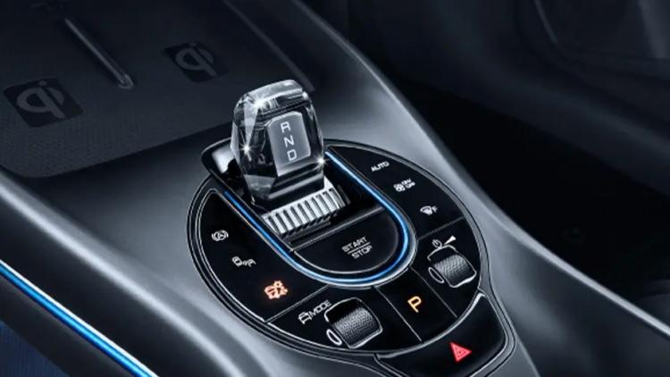 <p>BYD, Türkiye pazarı için özel olarak geliştirdiği SEAL modelinin "Design" versiyonunu mayıs ortasından itibaren satışa sunacak.<br />
İŞTE FİYATI VE ÖZELLİKLERİ</p>