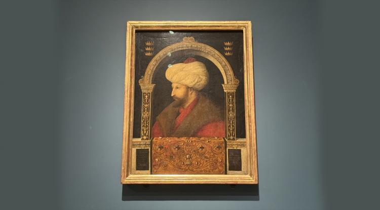 <p>Portrenin üst köşelerinde yer alan üçer tacın ise Fatih Sultan Mehmet'in sona erdirdiği<strong> üç devleti</strong> simgelediği düşünülüyor.</p>