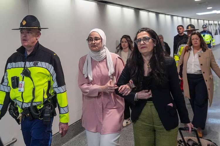 <p>Yanında Amerikan Sivil Özgürlükler Birliği (ACLU) üyesi avukatı Mafsa Khanbabai ile havalimanına giriş yapan Öztürk'ü karşılayanlar arasında, Türkiye'nin Boston Başkonsolosu Halime Didem Buner ve Eğitim Ataşesi İbrahim Sığın da vardı.</p>