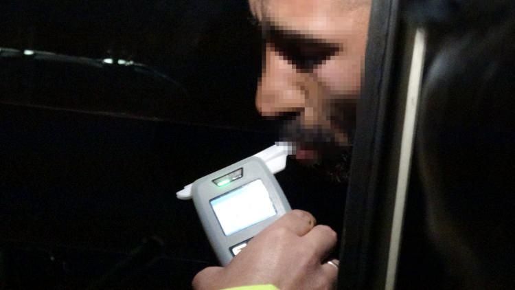 <p>Erzurum'un Aziziye ilçesinde Orhan E. (37) kullandığı 25 SD 996 plakalı hafif ticari araçla bir başka otomobile çarparak, kaçtı.</p>