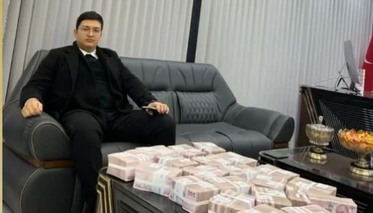 <p>Hasan Yıldırım'ın yeğeni Recep Yıldırım'a ait TikTok hesabından bavuldan çıkartılan 3 milyon lira banknotların videosu paylaşıldı. Paylaşımlarda, 'Reis Hasan Yıldırım', 'iyi seyirler', 'aslan kuzenim yaptığın ticaretten dolayı senle gurur duyuyorum. Allah bahtını açık etsin', 'aslan yeğenlerim benim', 'sezon açıldı, akıyor bugün maşallah' şeklinde ifadeler yer aldığı görüldü.</p>