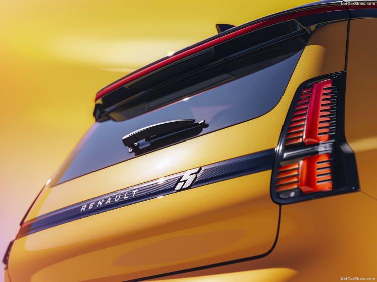 <p>3.92 metre uzunluğuyla Clio'dan 13 cm daha kısa olan Renault 5, aks mesafesinde ise Clio'nun 4 cm altında bulunuyor. Renault 5'in yüksekliği de Clio'dan 6 cm daha fazla olarak açıklanıyor.</p>